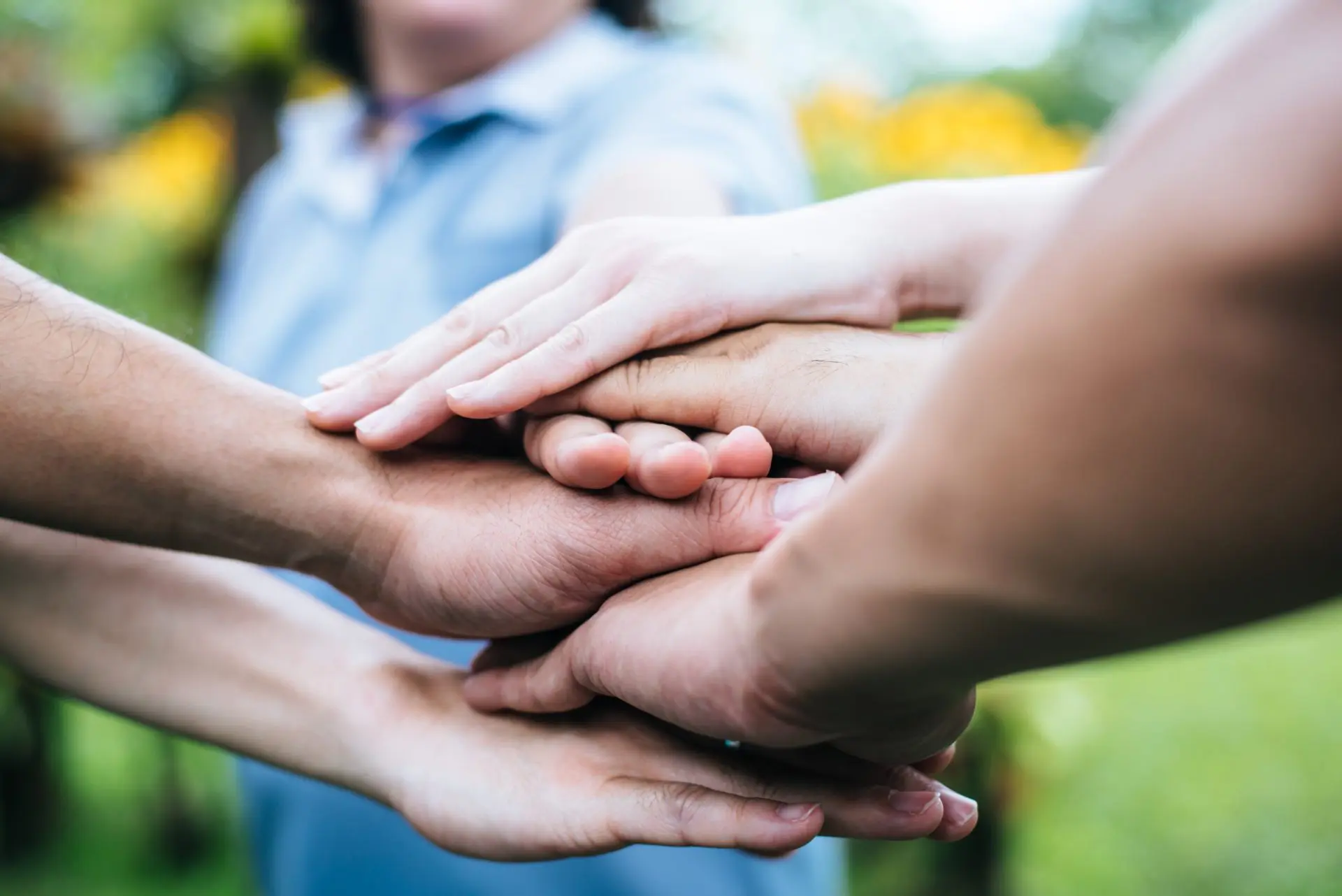 Mani di persone unite una sopra l'altra