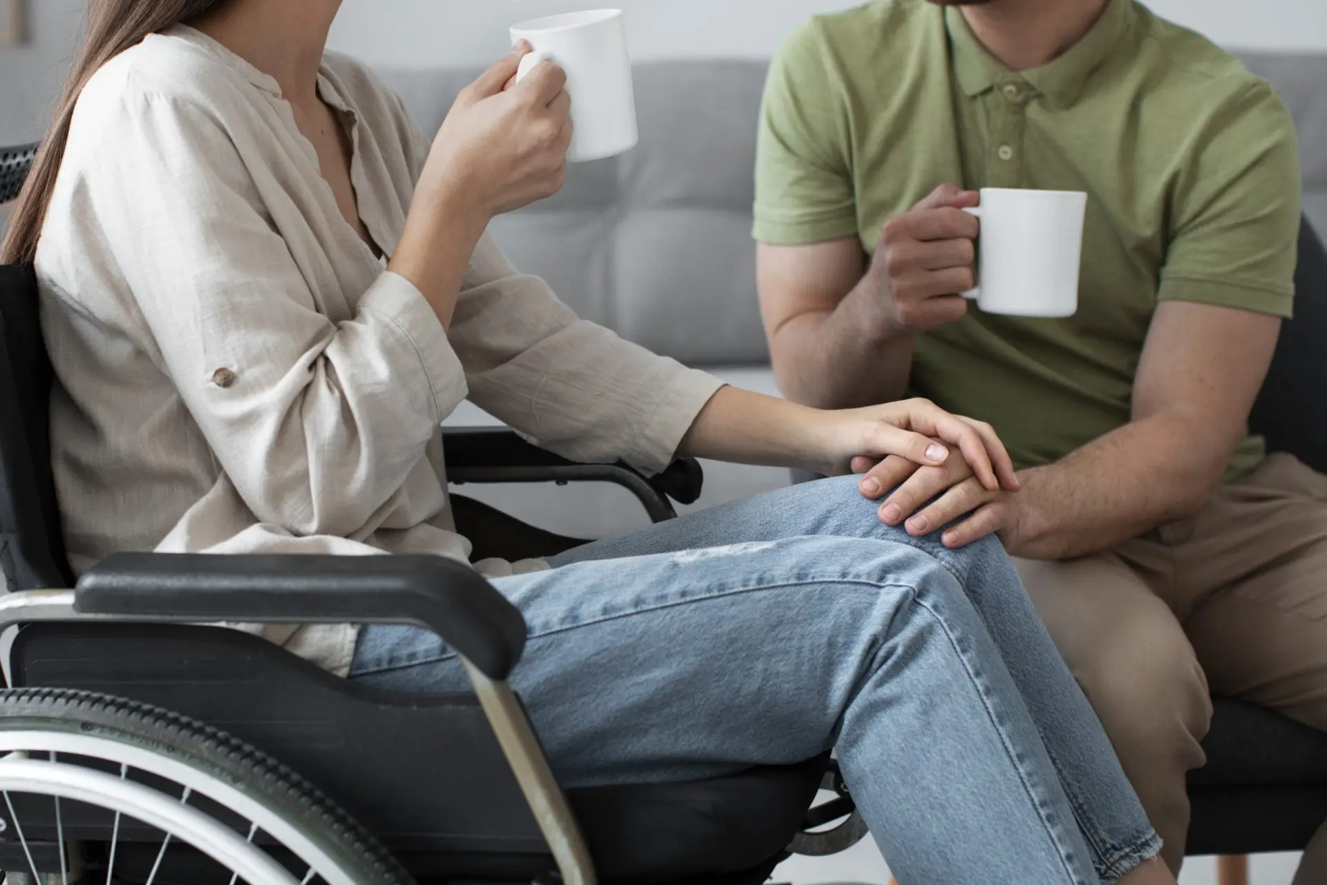 Due persone prendono un caffè insieme, una in carrozzina